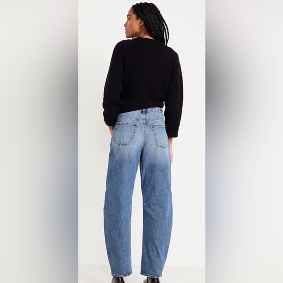 Old Navy High-Waisted Barrel Full Length Jeans in Medium Wash - Picture 8 of 13